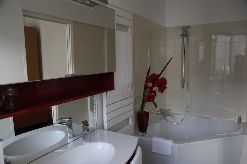 Salle de bain avec douche, baignoire, lavabo et WC